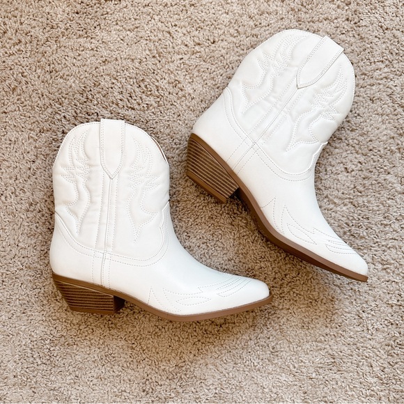 NWOT White Ankle Cowgirl Boots Pointed Toe Size 11 - Picture 2 of 6
